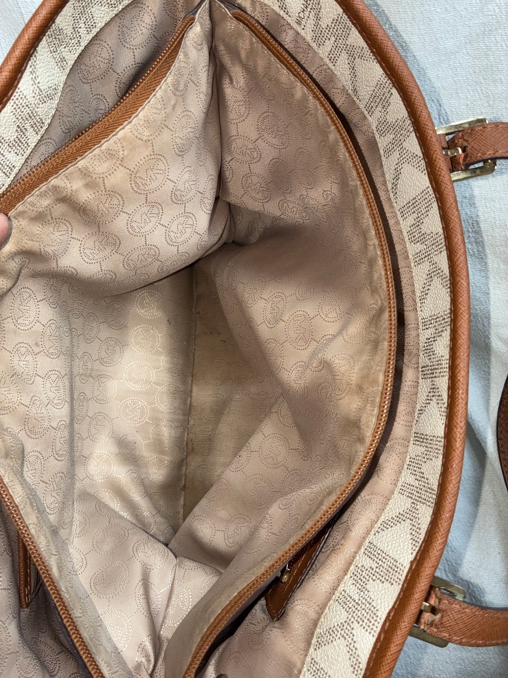 Michael Kors Signature Canvas Tote in Vanilla and Acorn Trim - Picture 4 of 9
